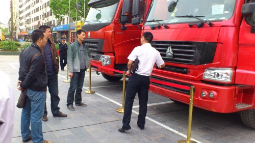 銷(xiāo)售人員向車(chē)主介紹車(chē)輛性能